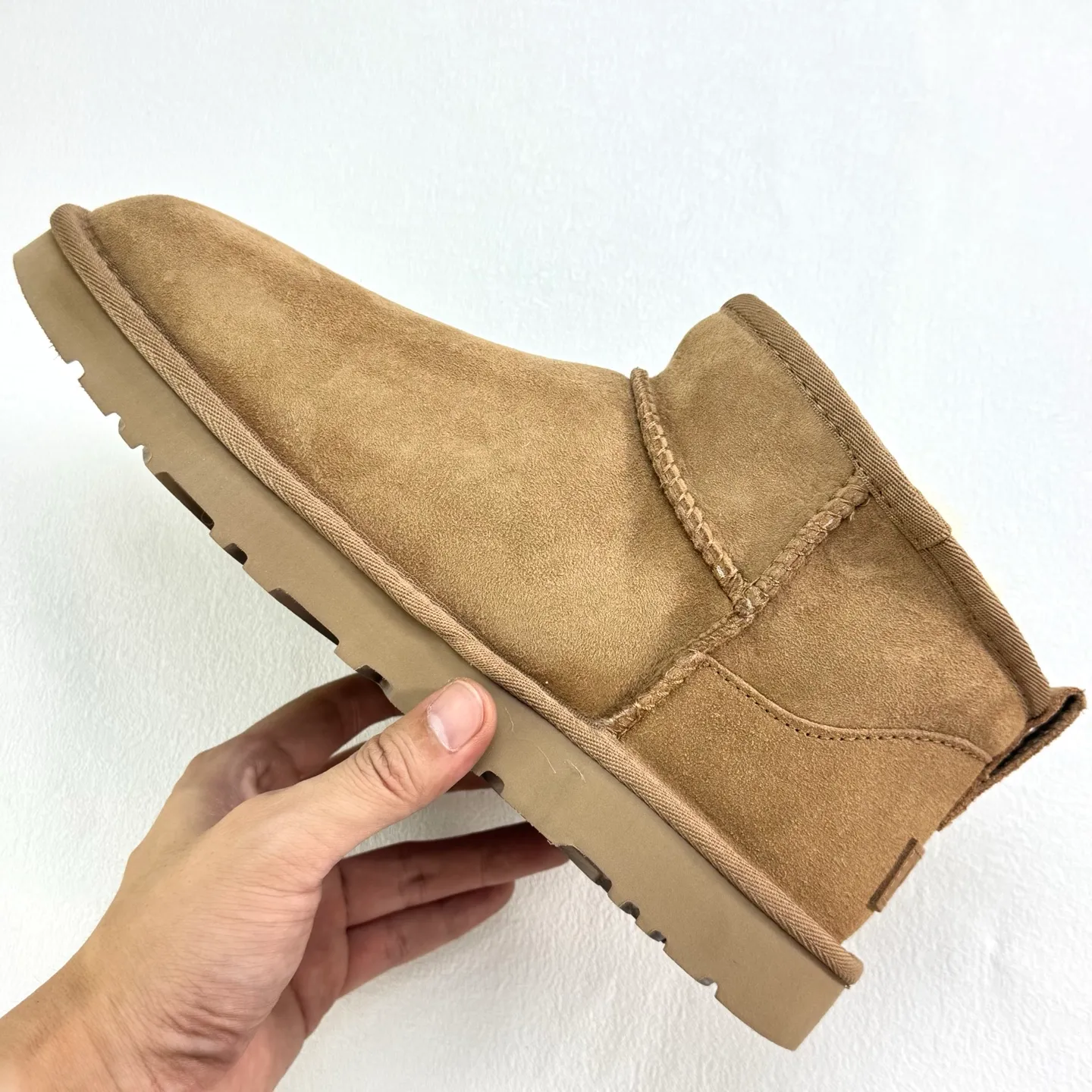 💰380 1116109 UGG Classic Ultra Mini Same style as Zhou Dongyu and Wang Yibo Thin-soled short snow boots Xiaohongshu hot style Wool one-piece mini boots Premium suede upper Delicate feel Wool lining Comfortable and skin-friendly Warm and comfortable so you are not afraid of cold weather Wear-resistant one-piece foam shoe cover EVA soft elastic thick sole Heightening outsole Purchasing level Essential winter snow boots Size: 35 36 37 38 39 40 41 42 43 44 45